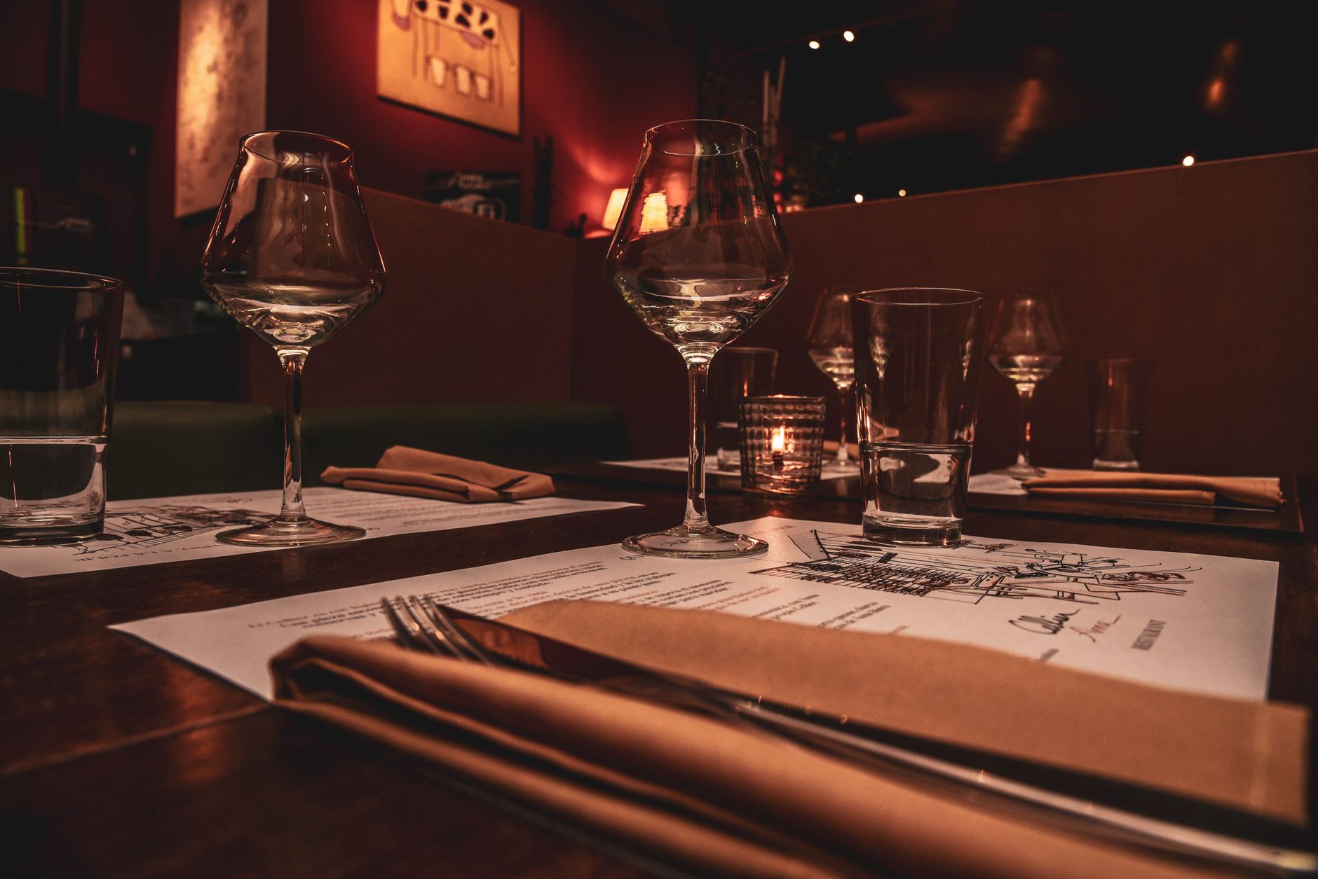 Interior aconchegante da cantina italiana com velas e ambiente romântico