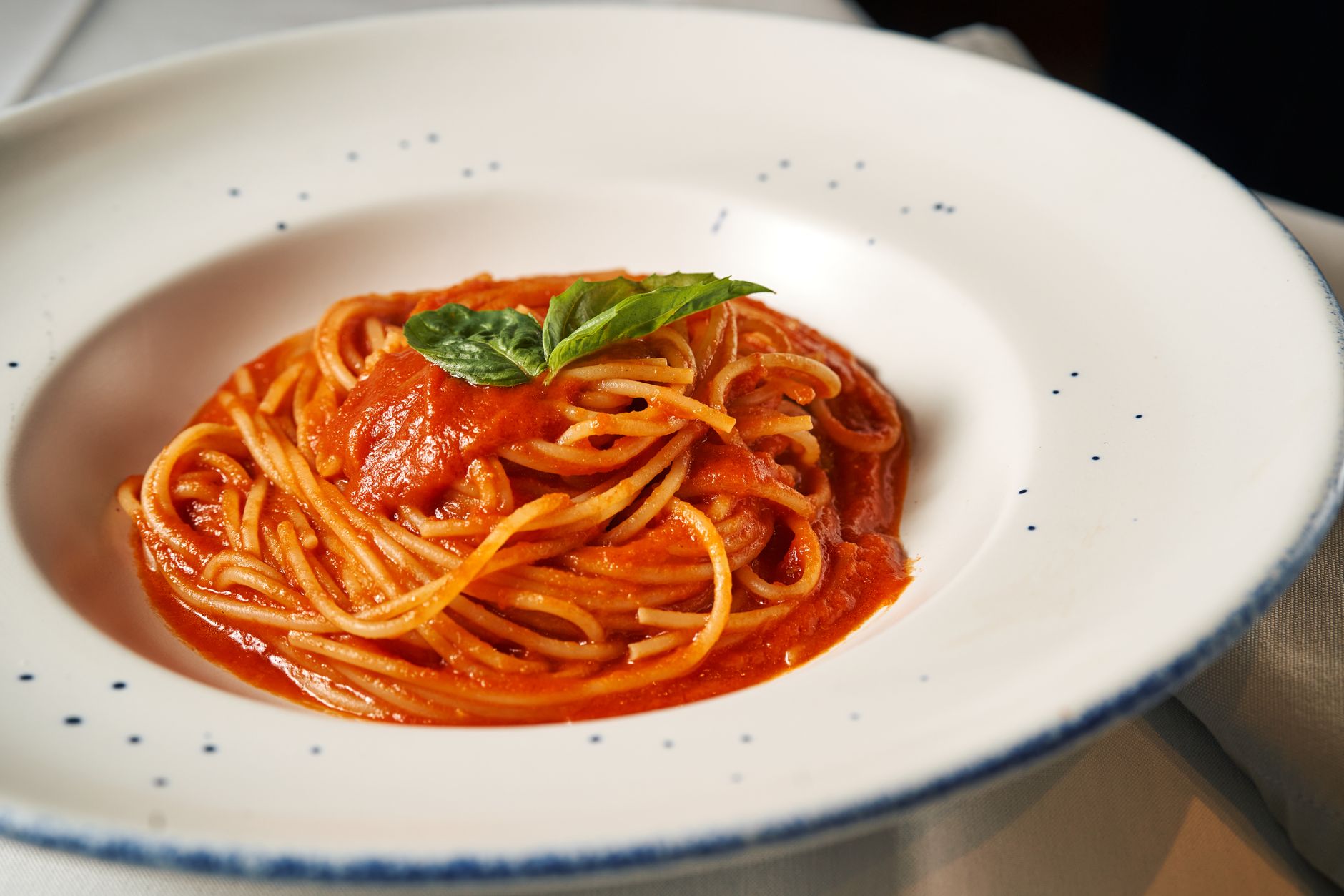 Prato de massa italiana com molho de tomate servido no restaurante